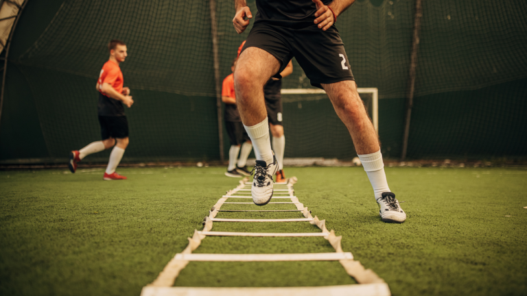 O movimento dos membros inferiores em saltos de jogadores com reconstrução do LCA