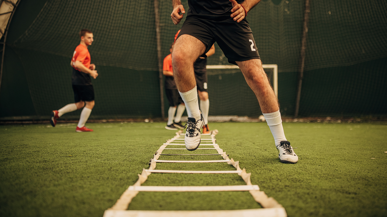 O movimento dos membros inferiores em saltos de jogadores com reconstrução do LCA
