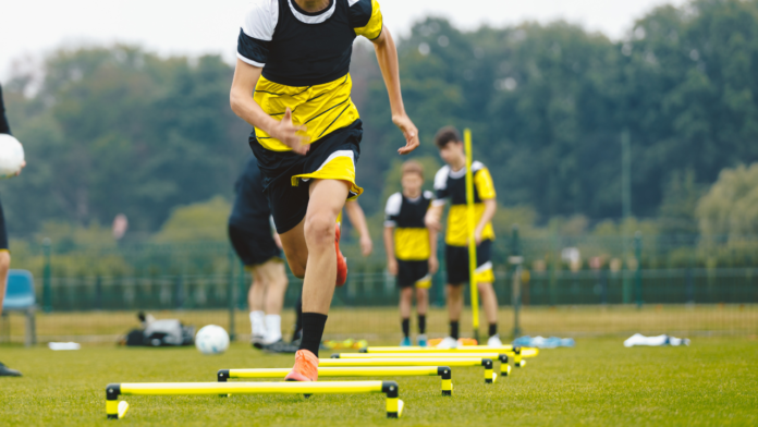 Efeitos do treinamento combinado de pliometria e velocidade no desempenho de velocidade em jogadores de futebol jovens