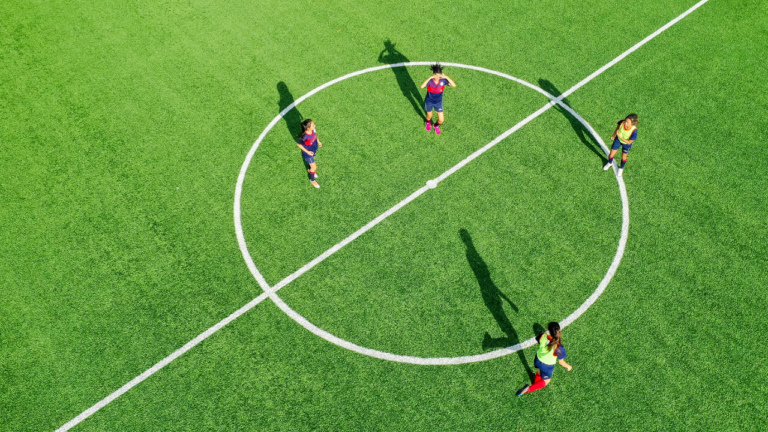 Tamanho do campo em jogos reduzidos afeta o desempenho físico de jovens atletas de Futebol?