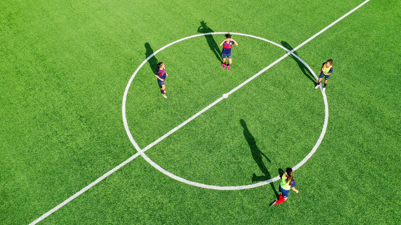Tamanho do campo em jogos reduzidos afeta o desempenho físico de jovens atletas de Futebol?