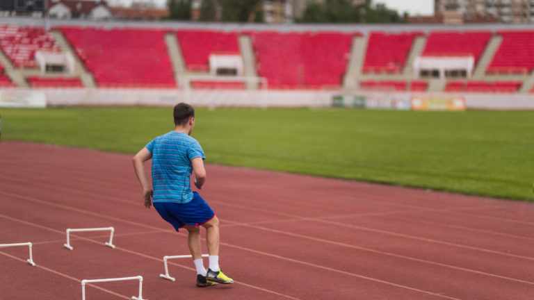 Estudo investigou como a sequência de jogos reduzidos e treinamento intervalado de alta intensidade impacta o desempenho físico