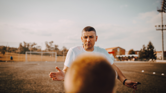 Incentivo verbal em treinos com pequenos jogos melhora o desempenho de jovens no futebol