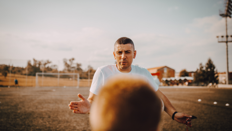 Incentivo verbal em treinos com pequenos jogos melhora o desempenho de jovens no futebol?