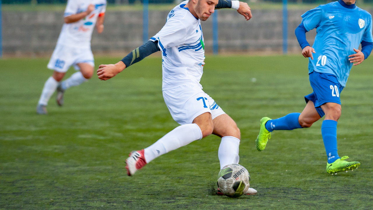 Como a carga de treino afeta o desempenho de jogadores de Futebol?