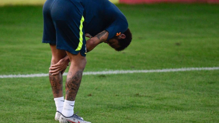Quais as taxas de retorno ao futebol após reabilitação em campo para lesões do LCA?