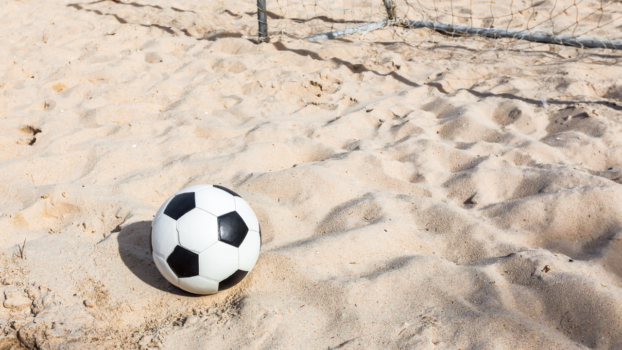 Treinamento pliométrico na areia ou na grama? Estudo revela efeitos semelhantes no desempenho de jovens atletas de futebol