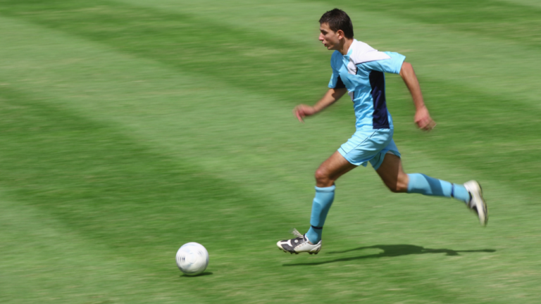 O que influencia a velocidade máxima nas partidas ao longo de uma temporada no Futebol?