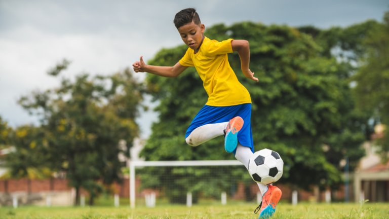 Quais os critérios utilizados por treinadores da base no processo de seleção de jovens no Futebol?
