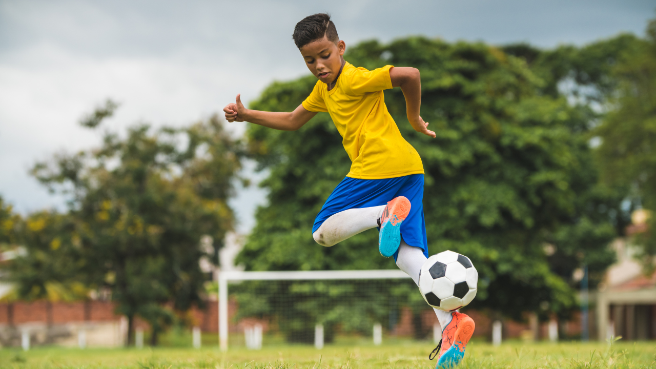Quais os critérios utilizados por treinadores da base no processo de seleção de jovens no Futebol?